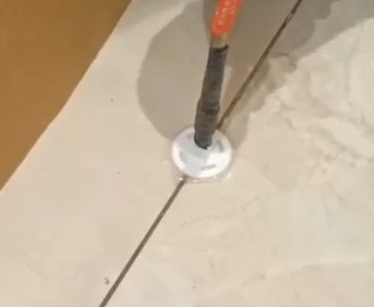 海原瓷砖空鼓维修公司专业解答瓷砖在铺贴过程中，如果没有涂抹均匀到位的粘结材料（如水泥砂浆或瓷砖胶），可能会导致以下问题